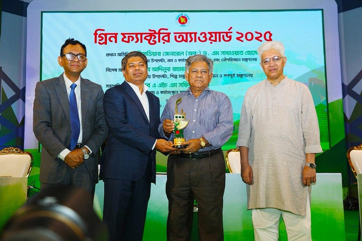 শ্রম ও কর্মসংস্থান মন্ত্রণালয়ের উপদেষ্টা ব্রিগেডিয়ার জেনারেল (অব.) এম সাখাওয়াত হোসেনের কাছ থেকে পুরস্কার গ্রহণ করেন এক্স সিরামিকস গ্রুপের ব্যবস্থাপনা পরিচালক মাহীন মাজহার