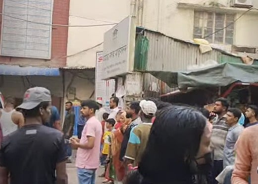 আগুন লাগার পর ক্লিনিকের সামনে জনতার ভিড়। আজ দুপুরে চট্টগ্রামের লালখান বাজার এলাকায়