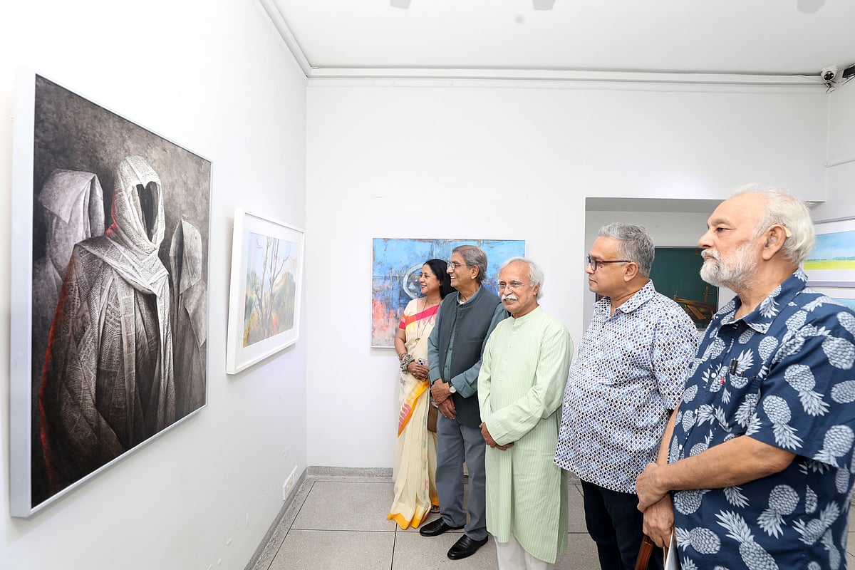 গ্যালারি কায়ার ২১ বছর পূর্তি উপলক্ষে বিশেষ প্রদর্শনী ঘুরে দেখছেন (বাঁ থেকে) মেরিনা ইয়াসমিন, মতিউর রহমান, আবুল বারক আলভী, গৌতম চক্রবর্তী ও চন্দ্রশেখর দে। গতকাল রাজধানীর উত্তরায় গ্যালারি কায়ায়