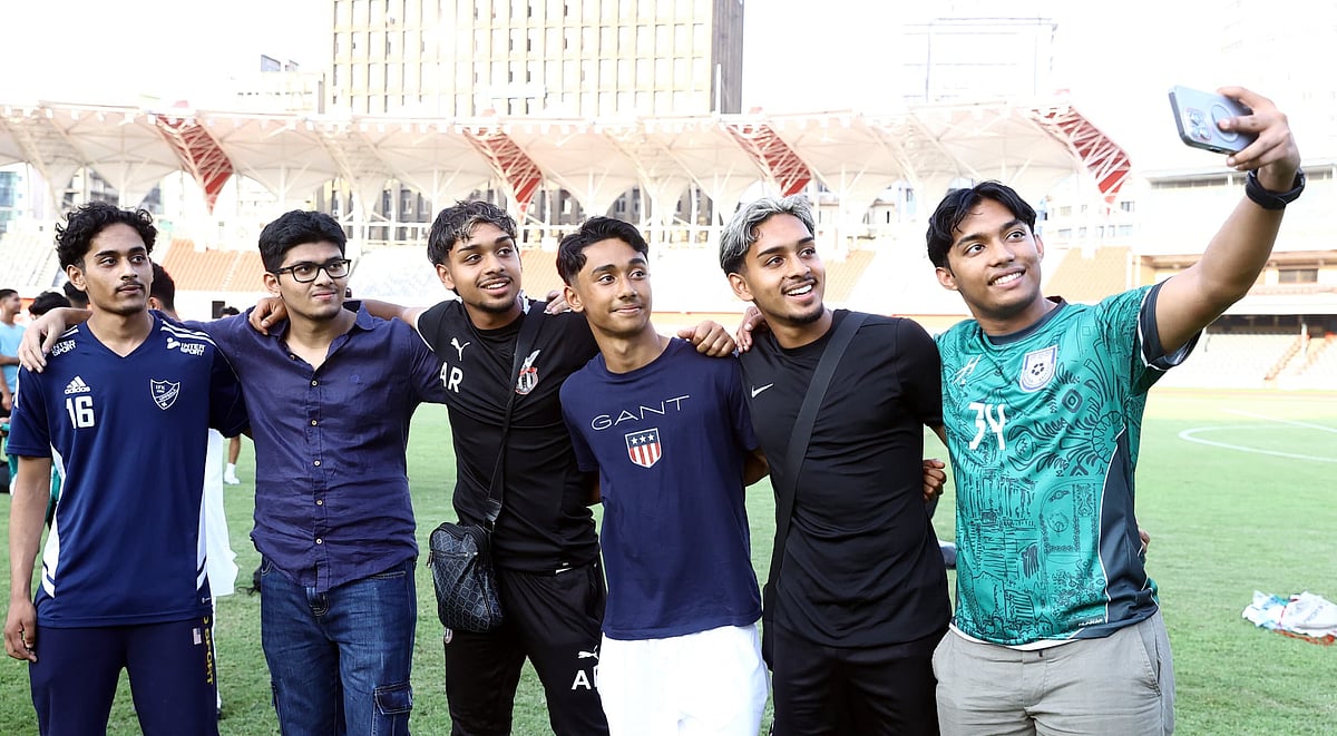 তাঁরা কেউ হয়তো আগে থেকে কাউকে চিনতেন না। আজ ঢাকার জাতীয় স্টেডিয়ামে তাঁদের সেলফি তোলার উপলক্ষ এনে দিয়েছে বাফুফের ওরিয়েন্টশন সেশন
