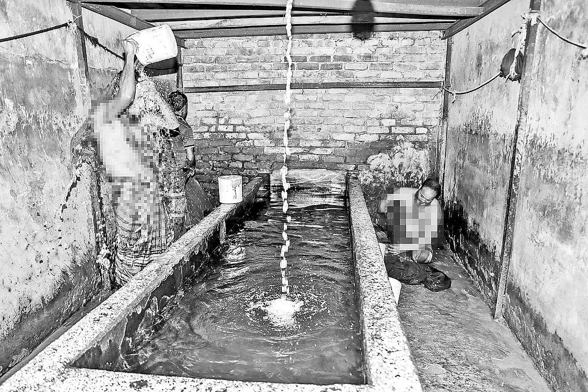 শ্রমজীবী ও স্বল্প আয়ের মানুষদের জন্য রাজধানীর কারওয়ান বাজারে গড়ে উঠেছে
বেশ কিছু গোসলখানা