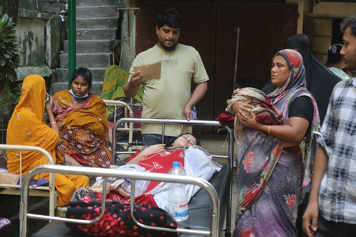 আগুনের খবরে আতঙ্ক ছড়িয়ে পড়লে ক্লিনিকে থাকা রোগীদের সরিয়ে নেন স্বজনেরা। চট্টগ্রামের লালখান বাজার এলাকায় আজ বিকেলে