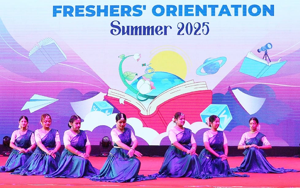 ব্র্যাক ইউনিভার্সিটি নবীন শিক্ষার্থীদের বরণ করে নেওয়ার অনুষ্ঠানে ‘মনন’–এর নৃত্য পরিবেশনা। ঢাকা, ২৫ জুন