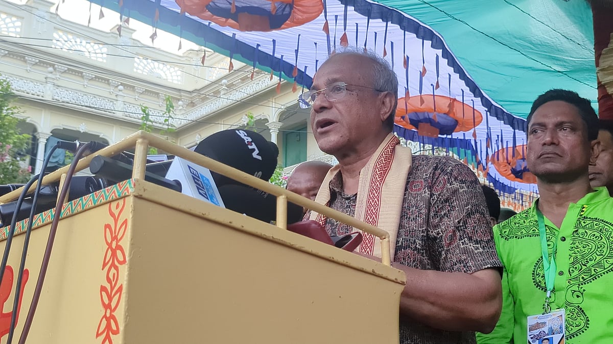 রথযাত্রার উদ্বোধনী অনুষ্ঠানে স্বরাষ্ট্র ও কৃষি উপদেষ্টা লেফটেন্যান্ট জেনারেল (অব.) মো. জাহাঙ্গীর আলম চৌধুরী। আজ শুক্রবার বিকেলে ঢাকার ধামরাইয়ের রথখোলা এলাকায়