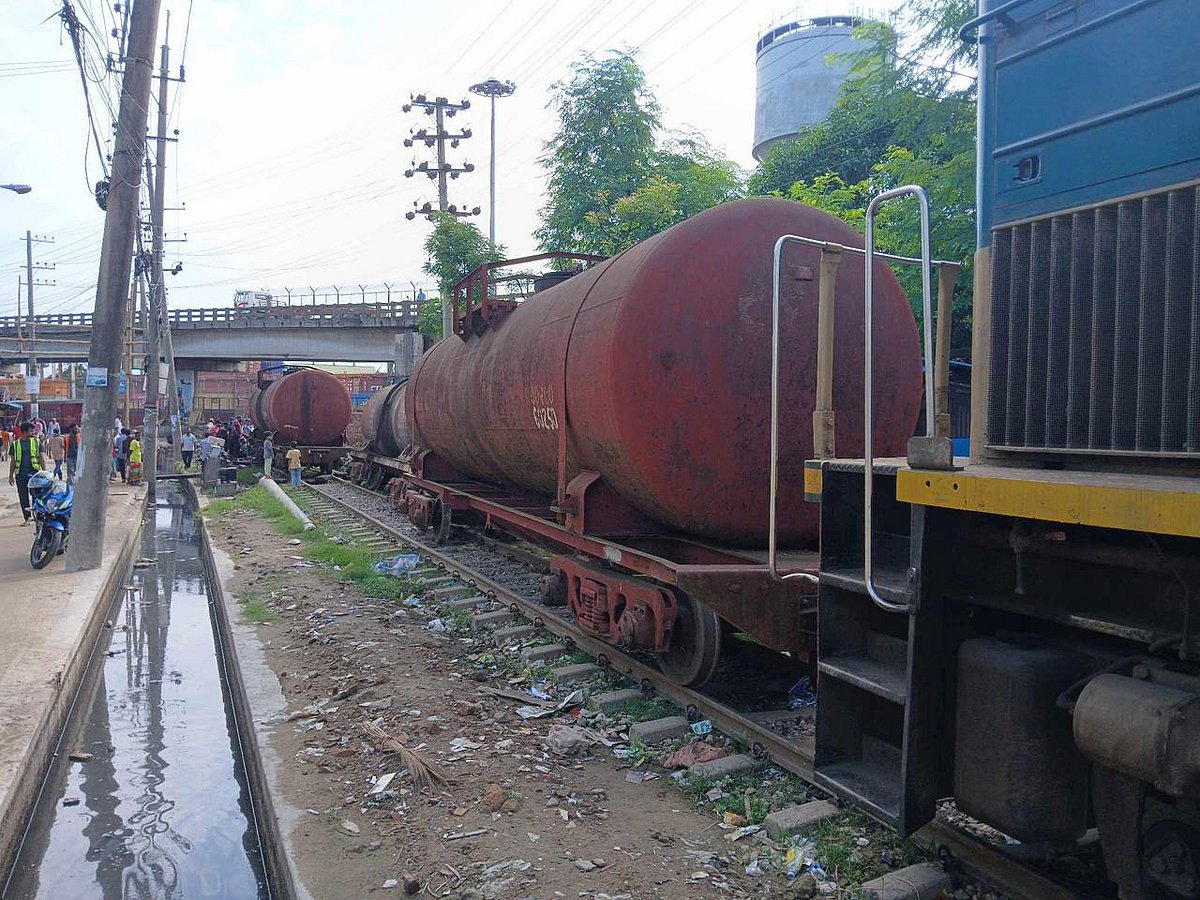 চট্টগ্রাম নগরের সল্টগোলার এমবিপি গেট এলাকায় লাইনচ্যুত হয় তেল পরিবহনে নিয়োজিত একটি ট্রেনের চারটি ওয়াগন। আজ সকালে তোলা