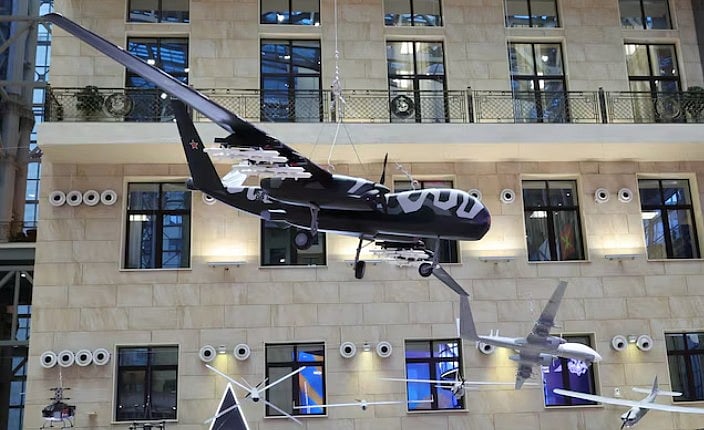 রাশিয়ার প্রতিরক্ষা মন্ত্রণালয়ে বিভিন্ন সামরিক ড্রোনের প্রদর্শনী