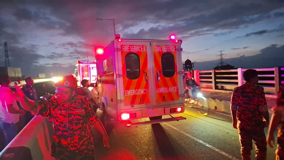 মুন্সিগঞ্জের সিরাজদিখানে ঢাকা-মাওয়া এক্সপ্রেসওয়েতে দুর্ঘটনার খবর পেয়ে ফায়ার সার্ভিস সদস্যরা হতাহত ব্যক্তিদের উদ্ধার করেন। আজ ভোরের দিকে উপজেলার কুচিয়ামোড়া উড়াল সেতু এলাকায়