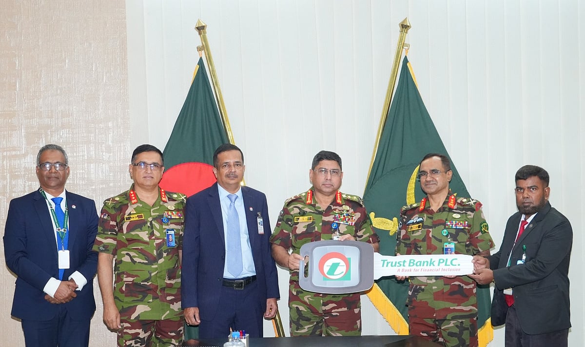 বিশেষ চাহিদাসম্পন্ন শিশুদের শিক্ষাপ্রতিষ্ঠান প্রয়াসের রাজশাহী ও সিলেট শাখার প্রতিনিধিদের হাতে বাসের চাবি হস্তান্তর করেন সেনাপ্রধান ও ট্রাস্ট ব্যাংকের চেয়ারম্যান জেনারেল ওয়াকার-উজ-জামান।