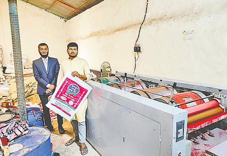 নিজের রাইস মিলে মাসুদ রানা (ডানে)