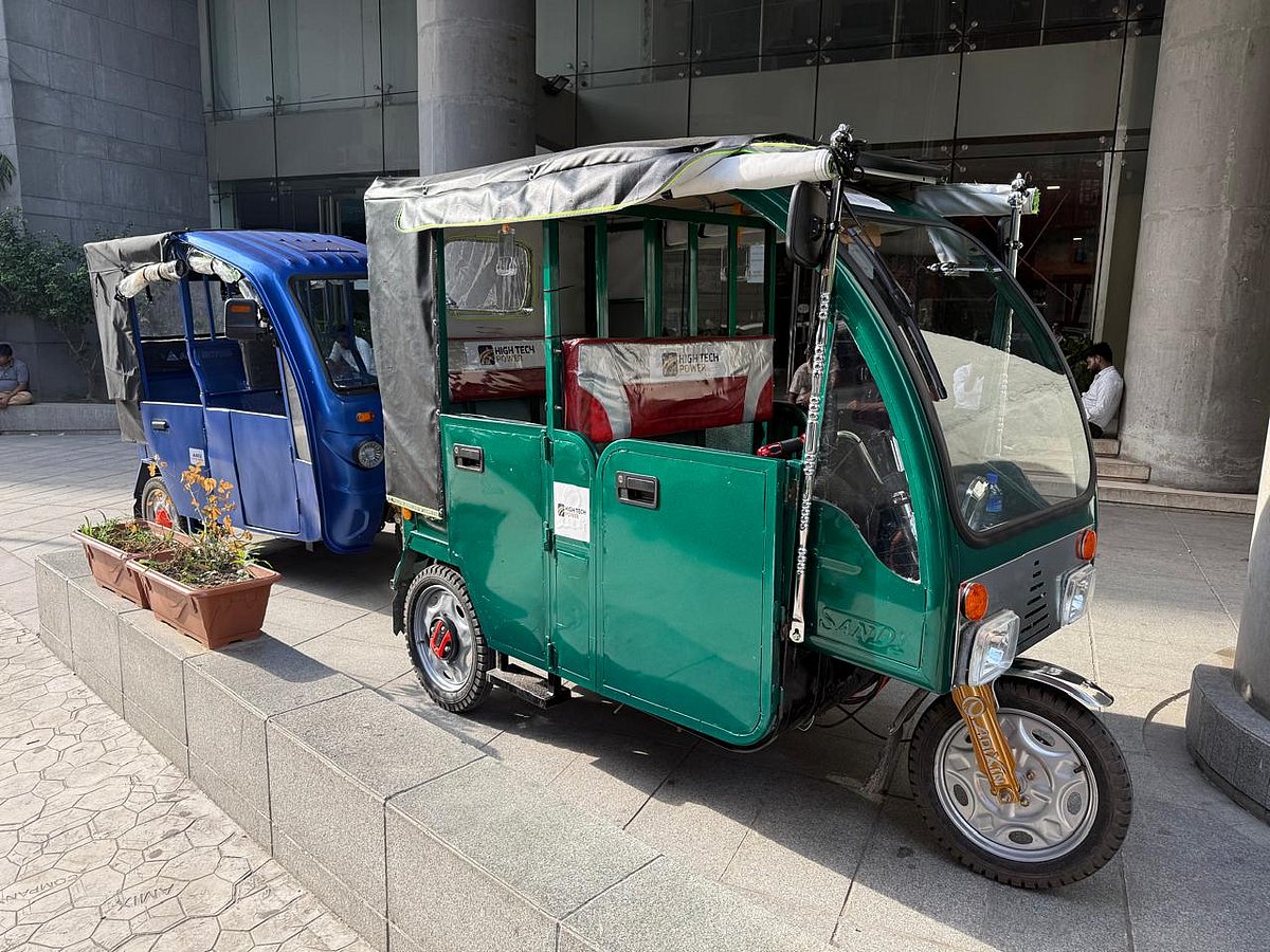 বুয়েটের নকশা করা এসব ব্যাটারিচালিত রিকশা ঢাকার প্রধান সড়ক বাদে পাড়া-মহল্লার অলিগলিতে চালানোর অনুমতি দেওয়া হবে। ঢাকা উত্তর সিটির নগর ভবনের সামনে থেকে বৃহস্পতিবার তোলা