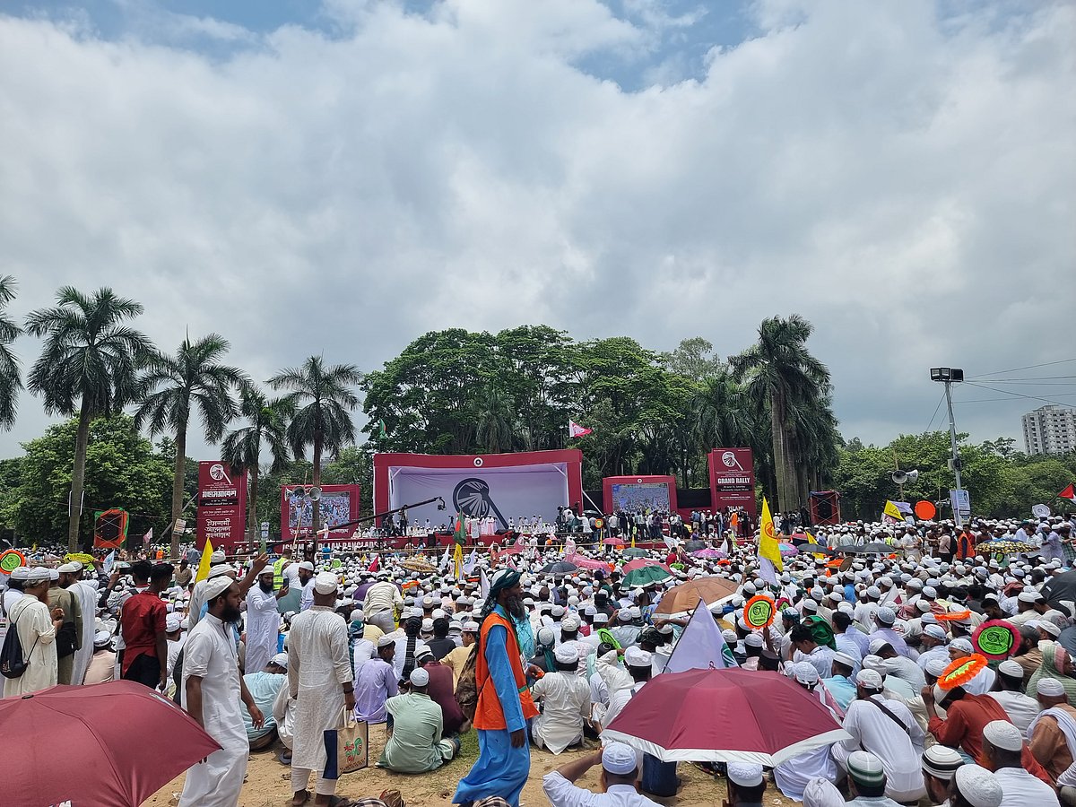 ঢাকার সোহরাওয়ার্দী উদ্যানে মহাসমাবেশে যোগ দিতে ইসলামী আন্দোলন বাংলাদেশের নেতা-কর্মীরা জড়ো হচ্ছেন। আজ শনিবার দুপুর ১২টার দিকে