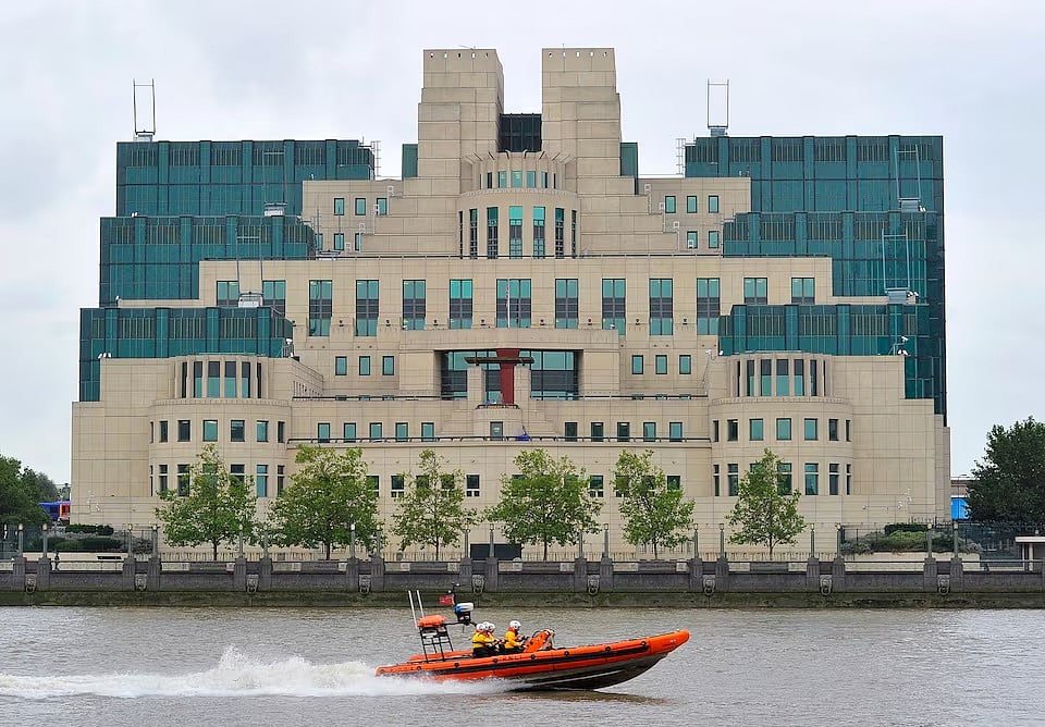 একটি মোটরবোট লন্ডনের এমআই৬ ভবনের সামনে দিয়ে যাচ্ছে, ২৫ আগস্ট ২০১০