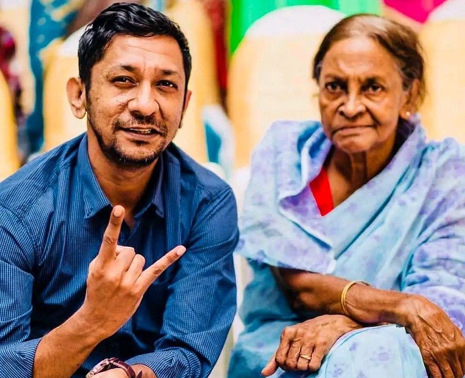 মা আকন্দ সামসুন নাহারের সঙ্গে তুহিন