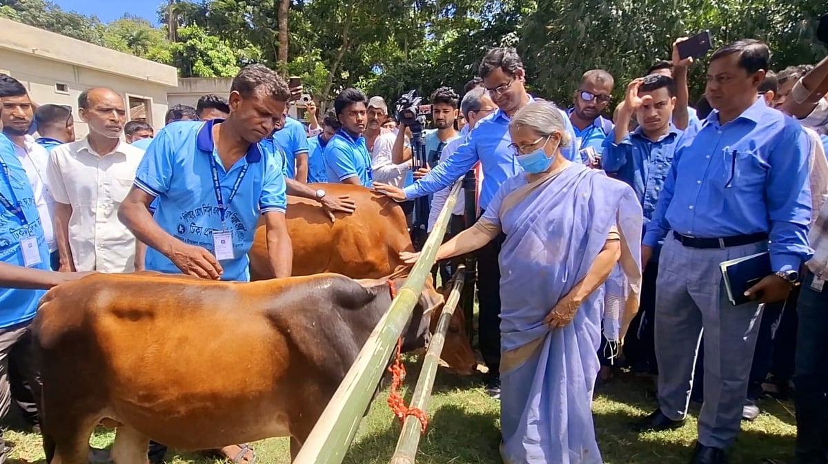 মানিকগঞ্জ সদর উপজেলায় গবাদিপশুর খুরারোগ প্রতিরোধে টিকাদান কার্যক্রমের উদ্বোধন অনুষ্ঠানে মৎস্য ও প্রাণিসম্পদ মন্ত্রণালয়ের উপদেষ্টা ফরিদা আখতার। আজ শনিবার সকালে উপজেলার জয়নগর উচ্চবিদ্যালয় মাঠে
