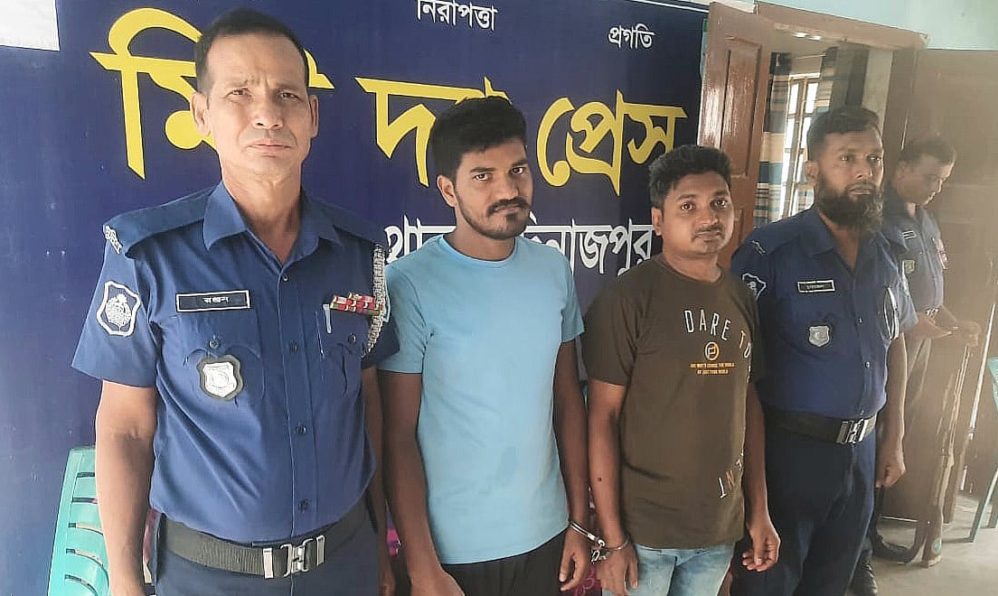 বিজিবির কাছে হস্তান্তর করা দুই বাংলাদেশি। পরে তাঁদের পুলিশে দেওয়া হয়