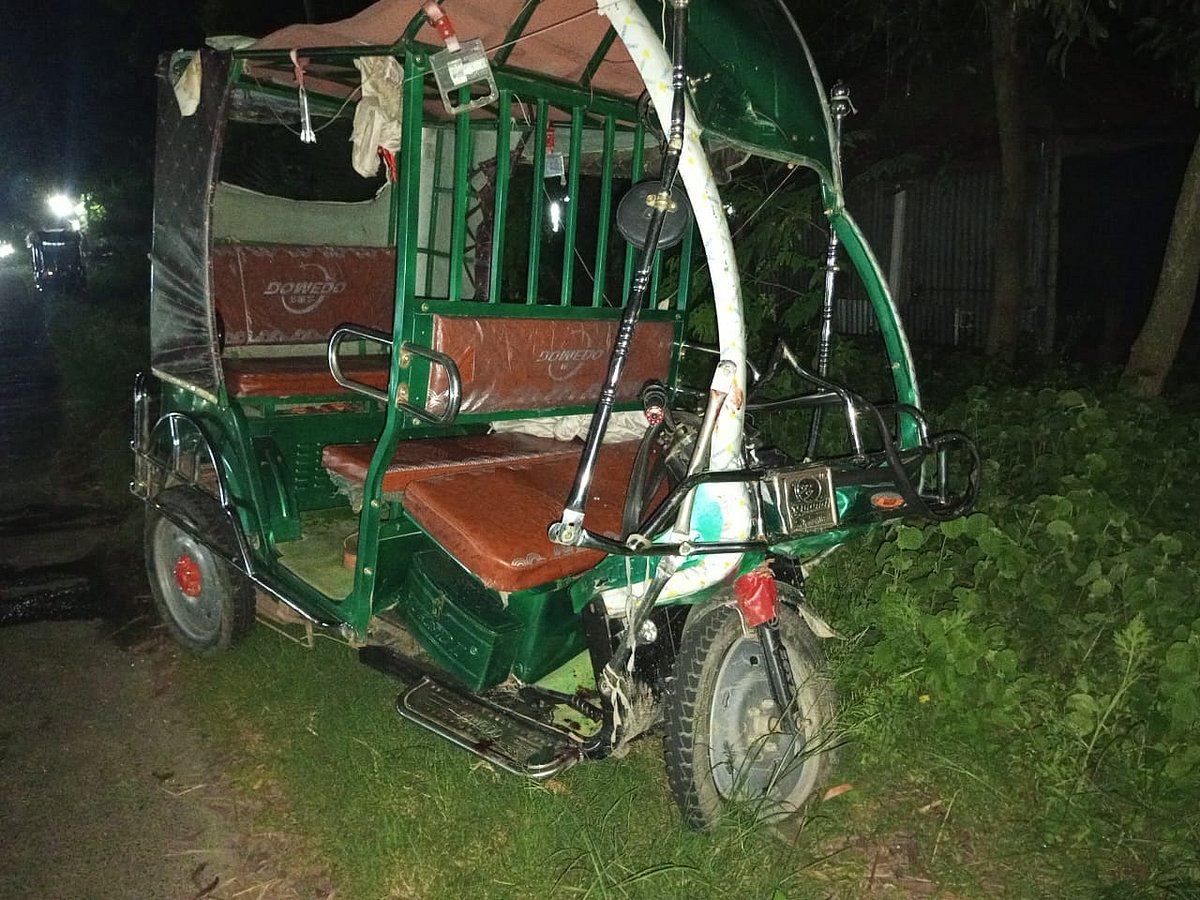 ইজিবাইকে ধাক্কা দেয় মাটি বহনকারী ট্রাক। গতকাল শুক্রবার রাতে