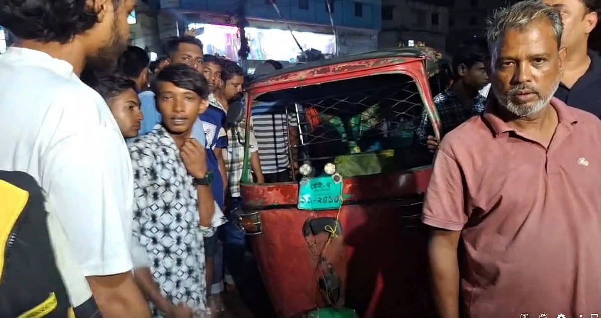 ফেনীতে সিগন্যাল অমান্য করে রেললাইনে উঠে যাওয়া সিএনজিচালিত অটোরিকশা।  আজ রাতে