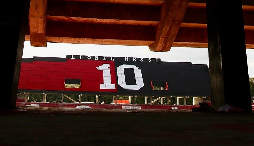 নিওয়েল’স ওল্ড বয়েজে মেসির নামে স্ট্যান্ড।