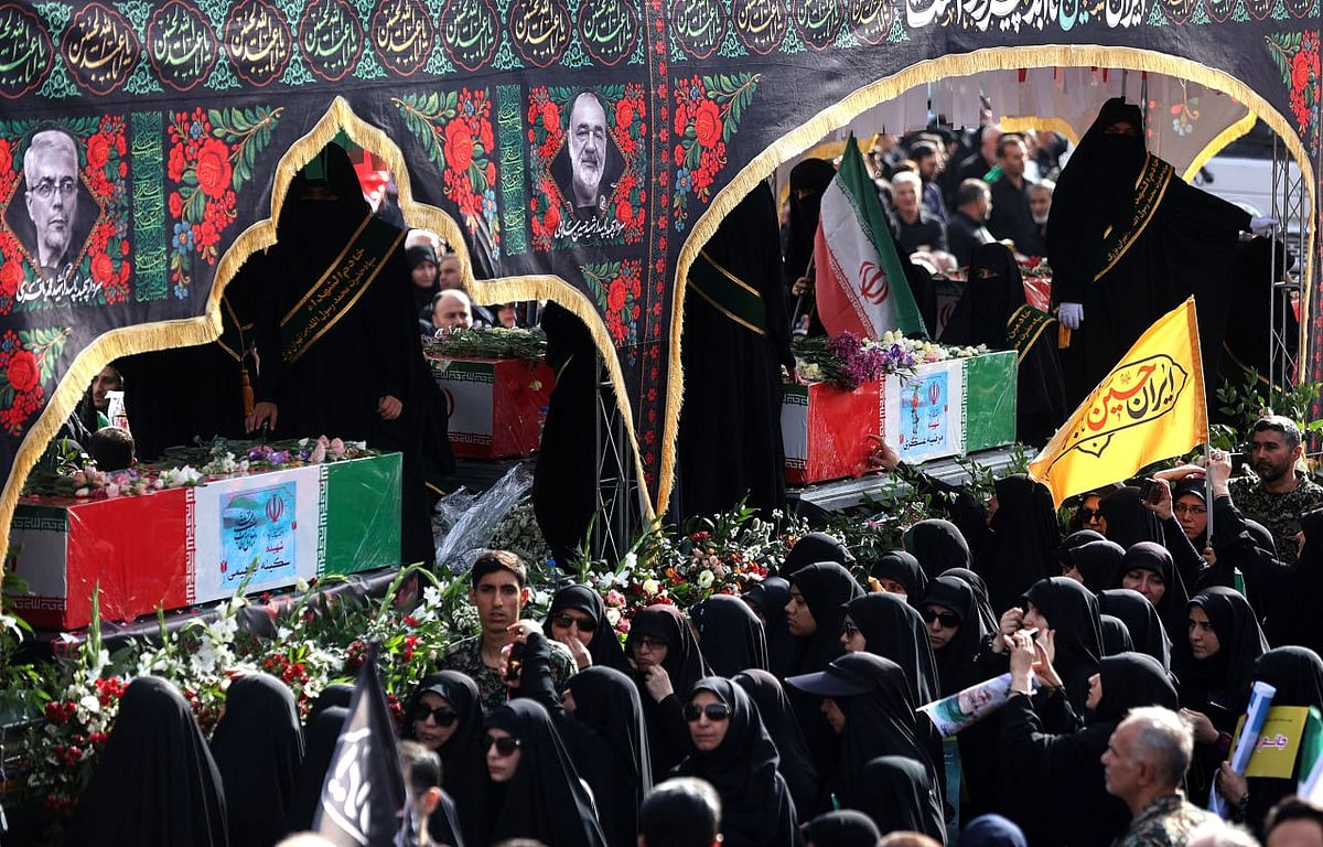 ইসরায়েলের হামলায় নিহত শীর্ষ কর্মকর্তাদের কফিনের চারপাশে শোকার্ত মানুষের ভিড়। তেহরান, ২৮ জুন ২০২৫