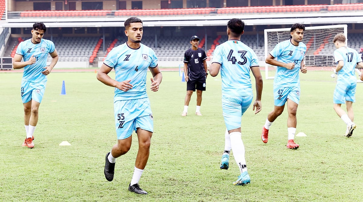 ট্রায়ালে তরুণ ফুটবলাররা।