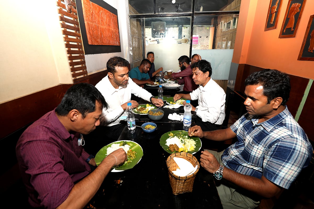কাজীপাড়ার পাহাড়ি রেস্তোরাঁর সিএইচটি কালিনারিতে পাহাড়ি খাবারের স্বাদ নিতে ভিড় করেছেন ভোজনরসিকরা