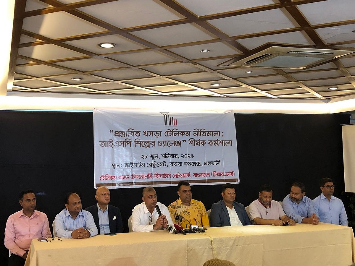 টেলিকম রিপোর্টার্স নেটওয়ার্ক বাংলাদেশের (টিআরএনবি) কর্মশালায় বক্তারা। আজ শনিবার রাজধানীর মহাখালীর রিটায়ার্ড আর্মড ফোর্সেস অফিসার্স ওয়েলফেয়ার অ্যাসোসিয়েশন (রাওয়া) ক্লাবে