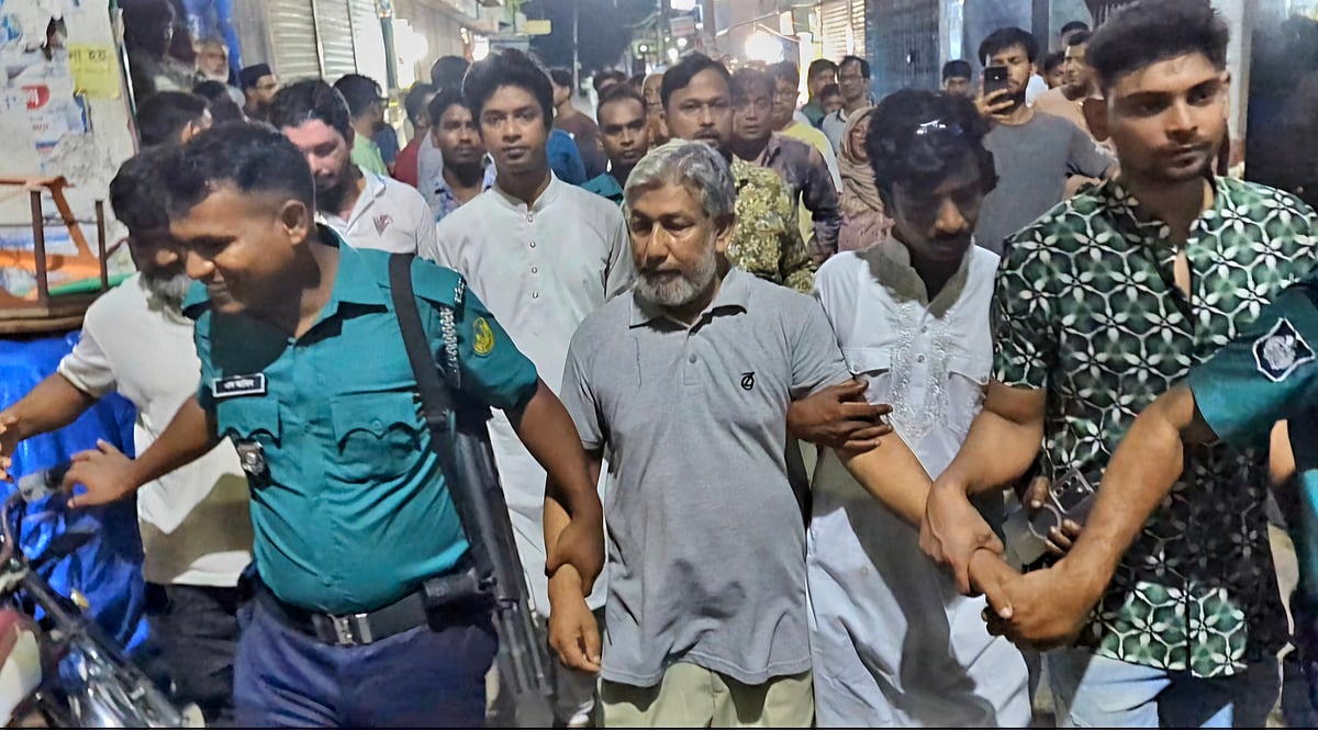 তানোর উপজেলা আওয়ামী লীগের সভাপতি মাইনুল ইসলামকে গ্রেপ্তার করেছে পুলিশ। গতকাল শুক্রবার রাতে