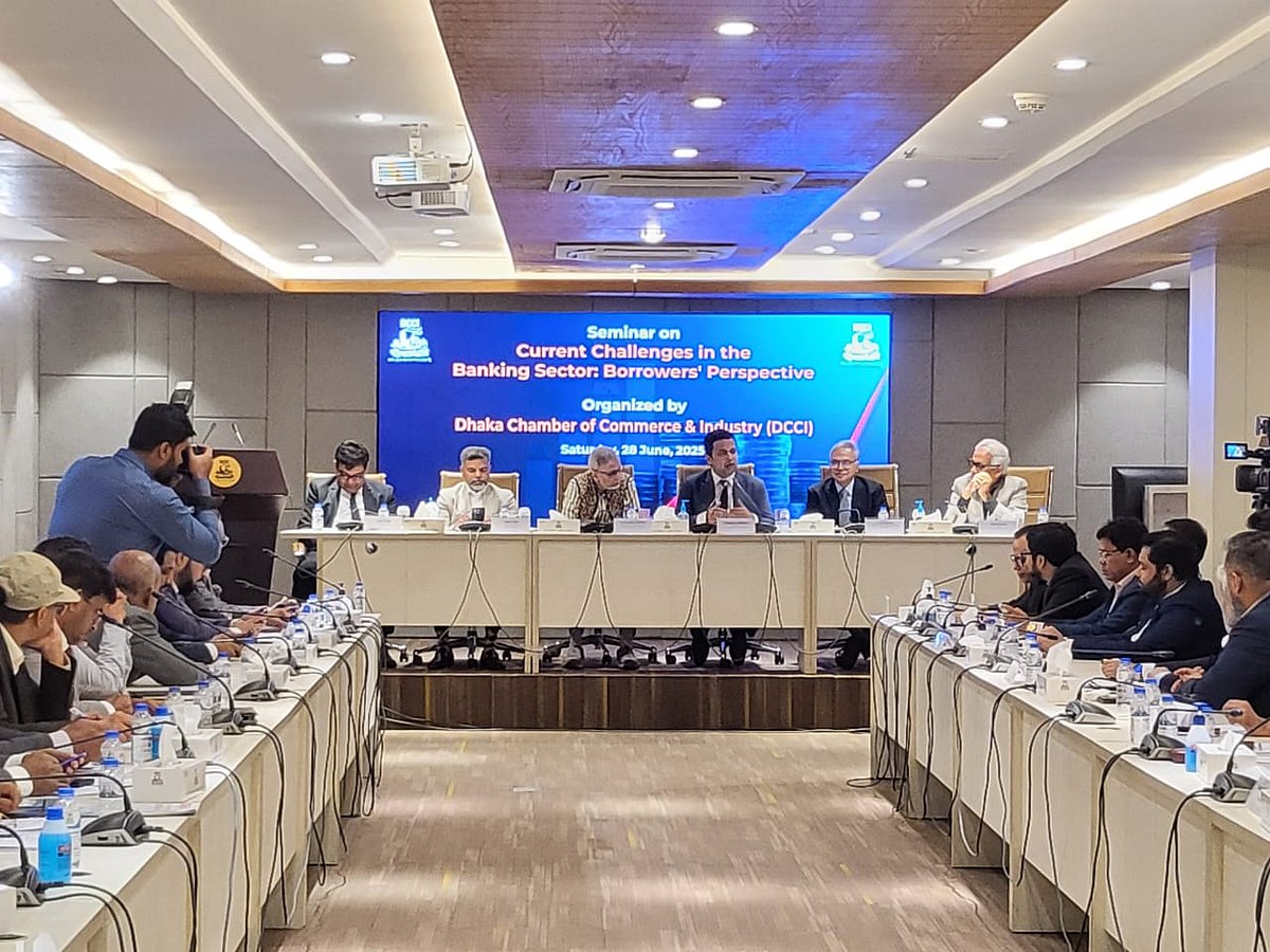 রাজধানীর মতিঝিলে ডিসিসিআই মিলনায়তনে ‘ব্যাংক খাতের বিদ্যমান চ্যালেঞ্জ: ঋণগ্রহীতার প্রেক্ষিত’ শীর্ষক এ সেমিনার অনুষ্ঠিত হয়