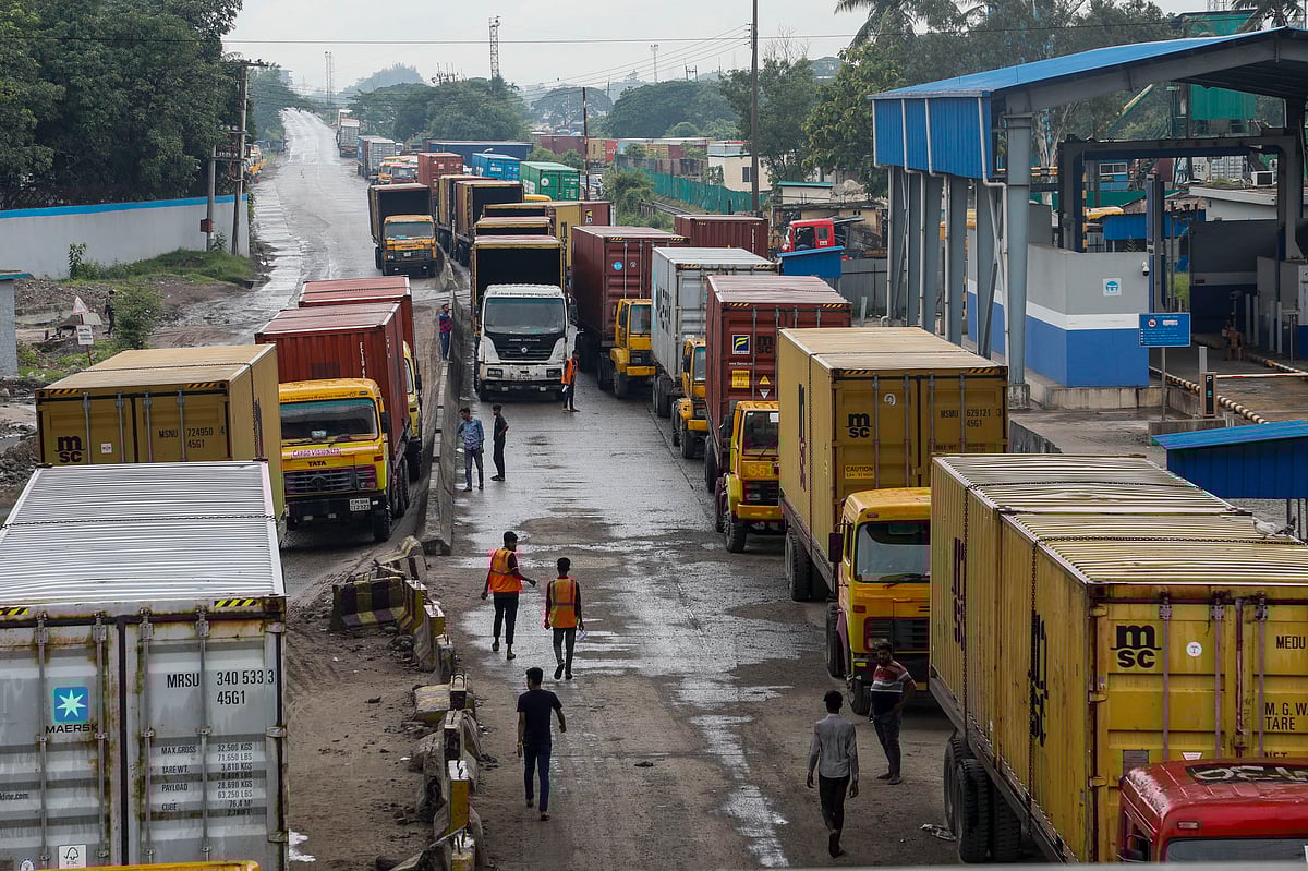 কাস্টমস কর্মকর্তা-কর্মচারীদের ‘শাটডাউন’ কর্মসূচির প্রথম দিনে চট্টগ্রাম বন্দর দিয়ে আমদানি-রপ্তানি কার্যক্রম ধীরে ধীরে বন্ধ হতে শুরু করেছে। তাই চট্টগ্রাম বন্দরে প্রবেশ করতে জট লেগেছে পণ্যবাহী ট্রাকের। আজ শনিবার দুপুর ১২টায় চট্টগ্রাম বন্দরের ৫ নম্বর গেট এলাকায়