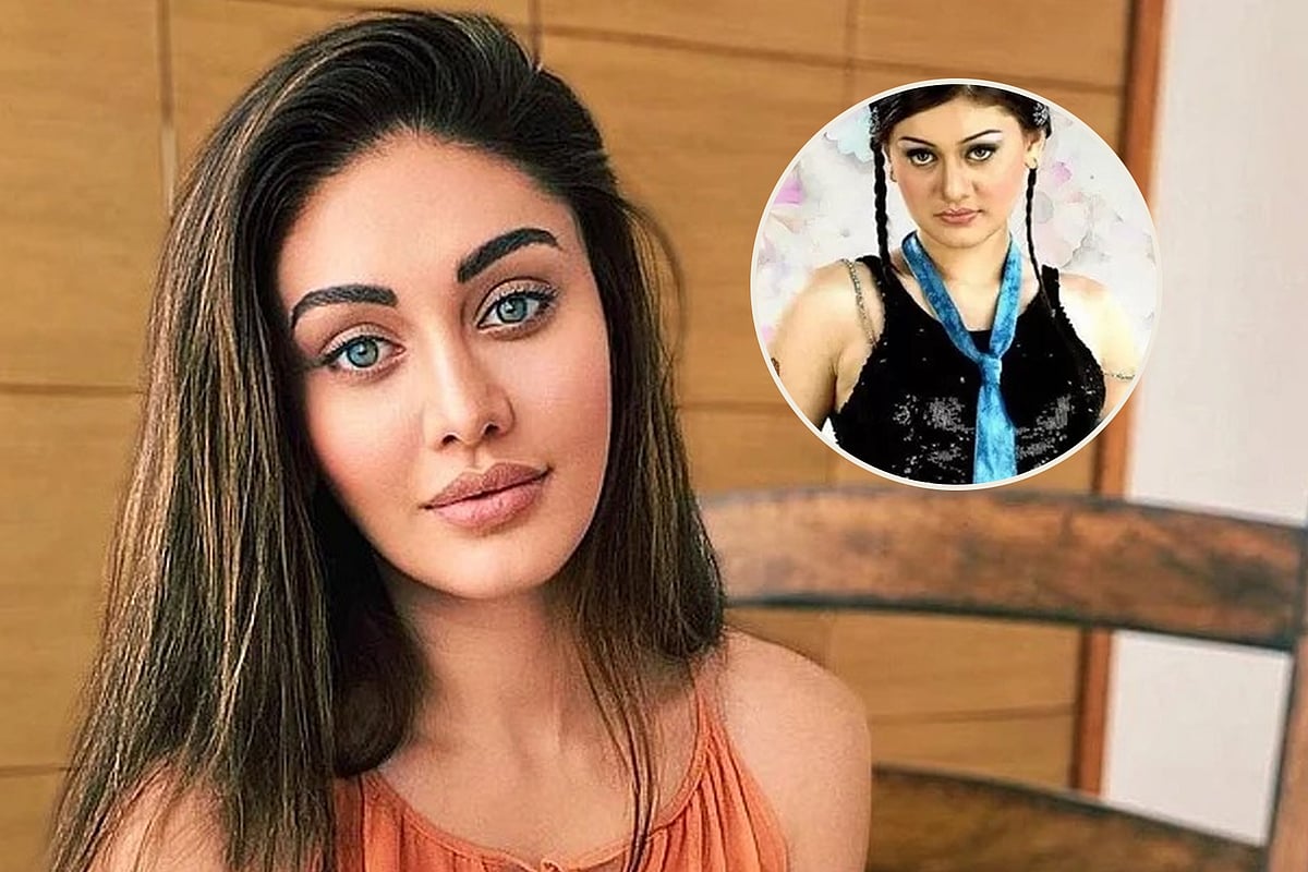 Qiz uning mushukini silaydi