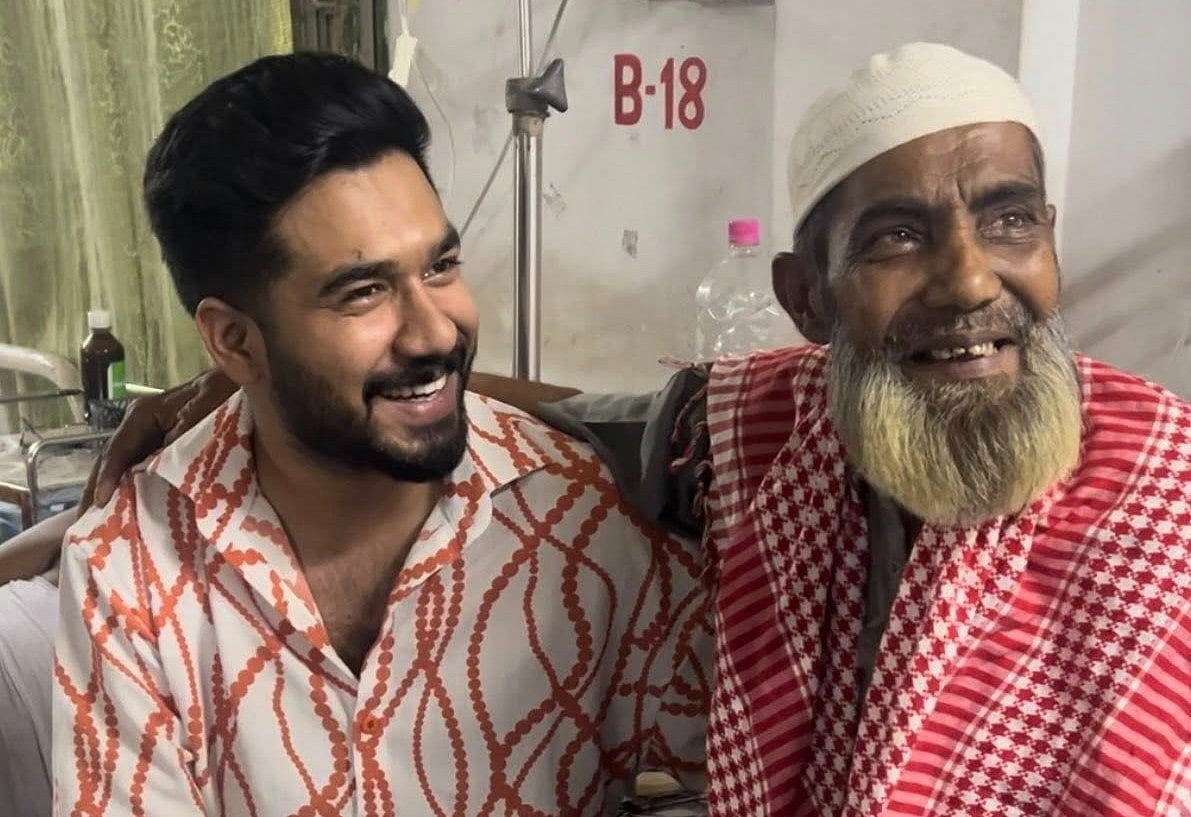 গোরখোদক মনু মিয়ার সঙ্গে অভিনেতা খায়রুল বাসার