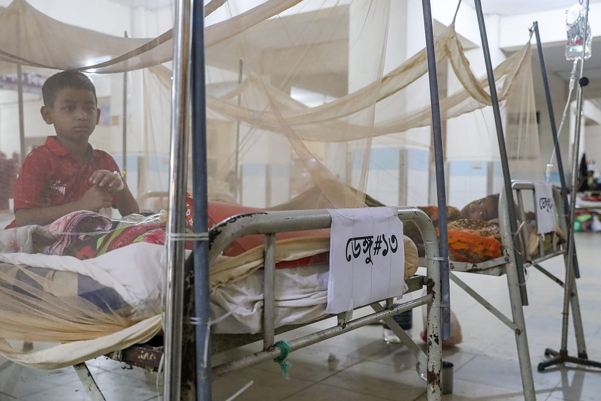 ডেঙ্গুতে আক্রান্ত রোগীদের মধ্যে শিশুর সংখ্যা অনেক। মুগদা হাসপাতালের ডেঙ্গু ইউনিট। ঢাকা, ২৭ জুন