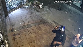 ব্যবসায়ী বাসার কাছে এলে তিন ছিনতাইকারী চাপাতি দিয়ে কুপিয়ে তাঁর সঙ্গে থাকা ব্যাগ নিয়ে পালিয়ে যান