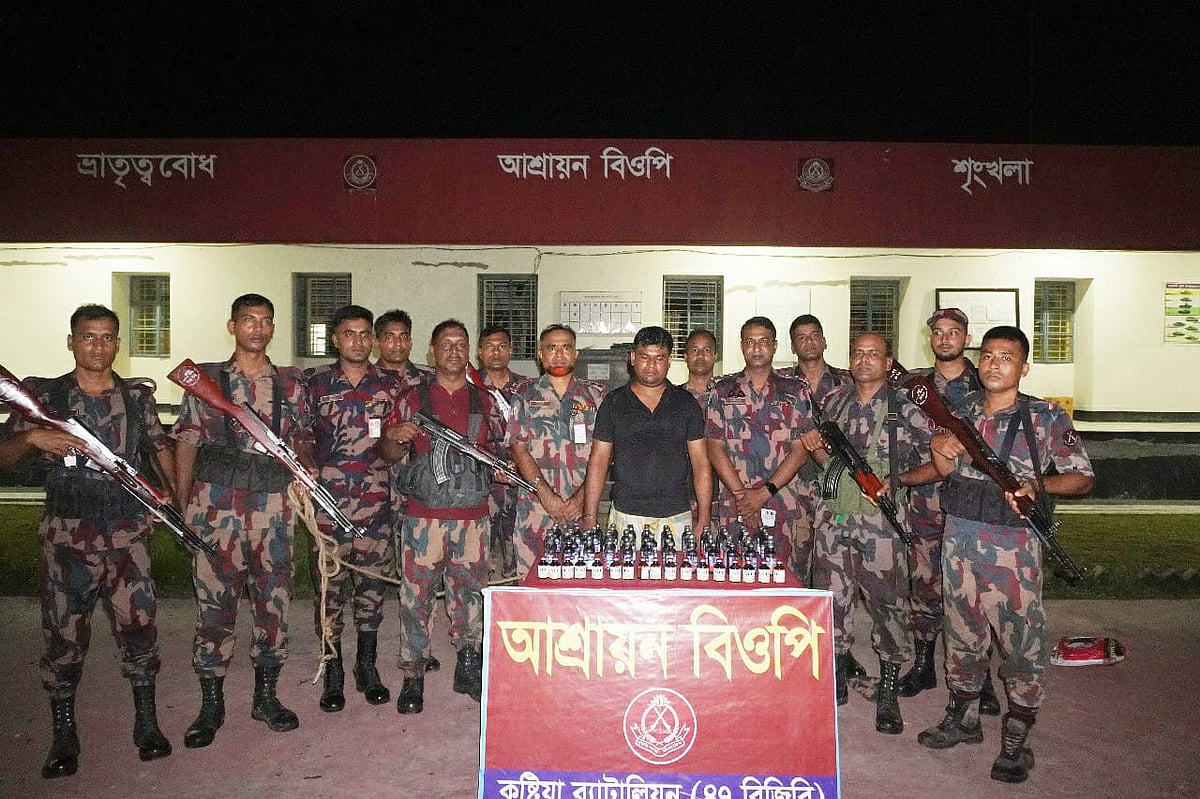 কুষ্টিয়ায় সীমান্তে হত্যাকাণ্ডের ঘটনার পর বিজিবির অভিযানে মাদকসহ এক সন্দেহভাজন ব্যক্তিকে আটক করা হয়েছে