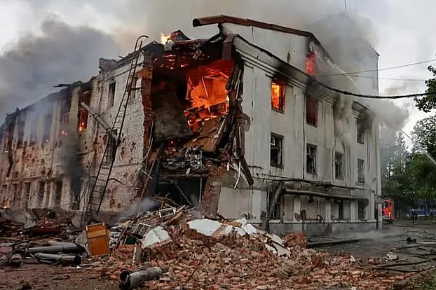 রাশিয়ার ড্রোন হামলার পর একটি ভবনে আগুন জ্বলতে দেখা যায়। খারকিভ, ইউক্রেন, ৭ জুন