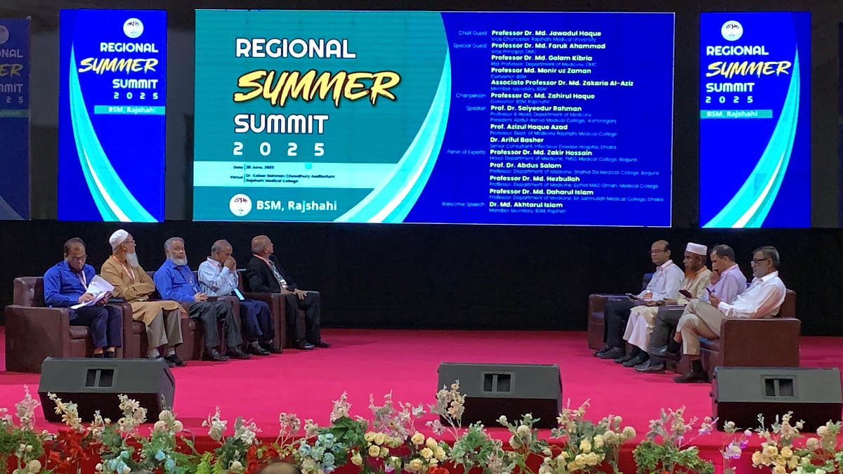 চিকিৎসায় এআইয়ের ভবিষ্যৎ নিয়ে রাজশাহীতে বাংলাদেশ সোসাইটি অব মেডিসিনের রিজিওনাল সামার সামিট। শনিবার দুপুরে রাজশাহী মেডিকেল কলেজের কায়সার রহমান মিলনায়তনে
