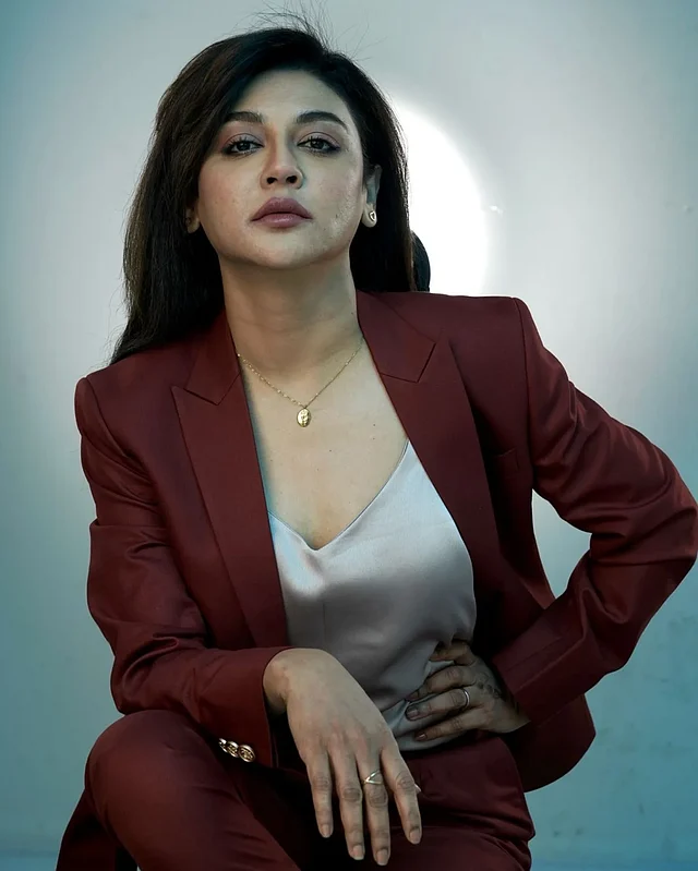 Qavs kiygan qiz bilan porno Xususiy rus biseksual video