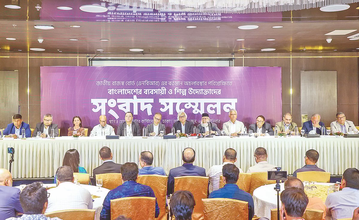 দেশের শীর্ষস্থানীয় বিভিন্ন ব্যবসায়ী সংগঠনের পক্ষ থেকে এনবিআরের অচলাবস্থা নিয়ে আয়োজিত সংবাদ সম্মেলনে উপস্থিত (বাঁ থেকে ষষ্ঠ থেকে নবম) বিজিএমইএর সভাপতি মাহমুদ হাসান খান, বিসিআইয়ের সভাপতি আনোয়ার উল আলম চৌধুরী, আইসিসি বাংলাদেশের সভাপতি মাহবুবুর রহমান, এলএফএমইএবির সভাপতি সৈয়দ নাসিম মঞ্জুরসহ ব্যবসায়ী নেতারা। গতকাল দুপুরে রাজধানীর ইন্টারকন্টিনেন্টাল হোটেলে