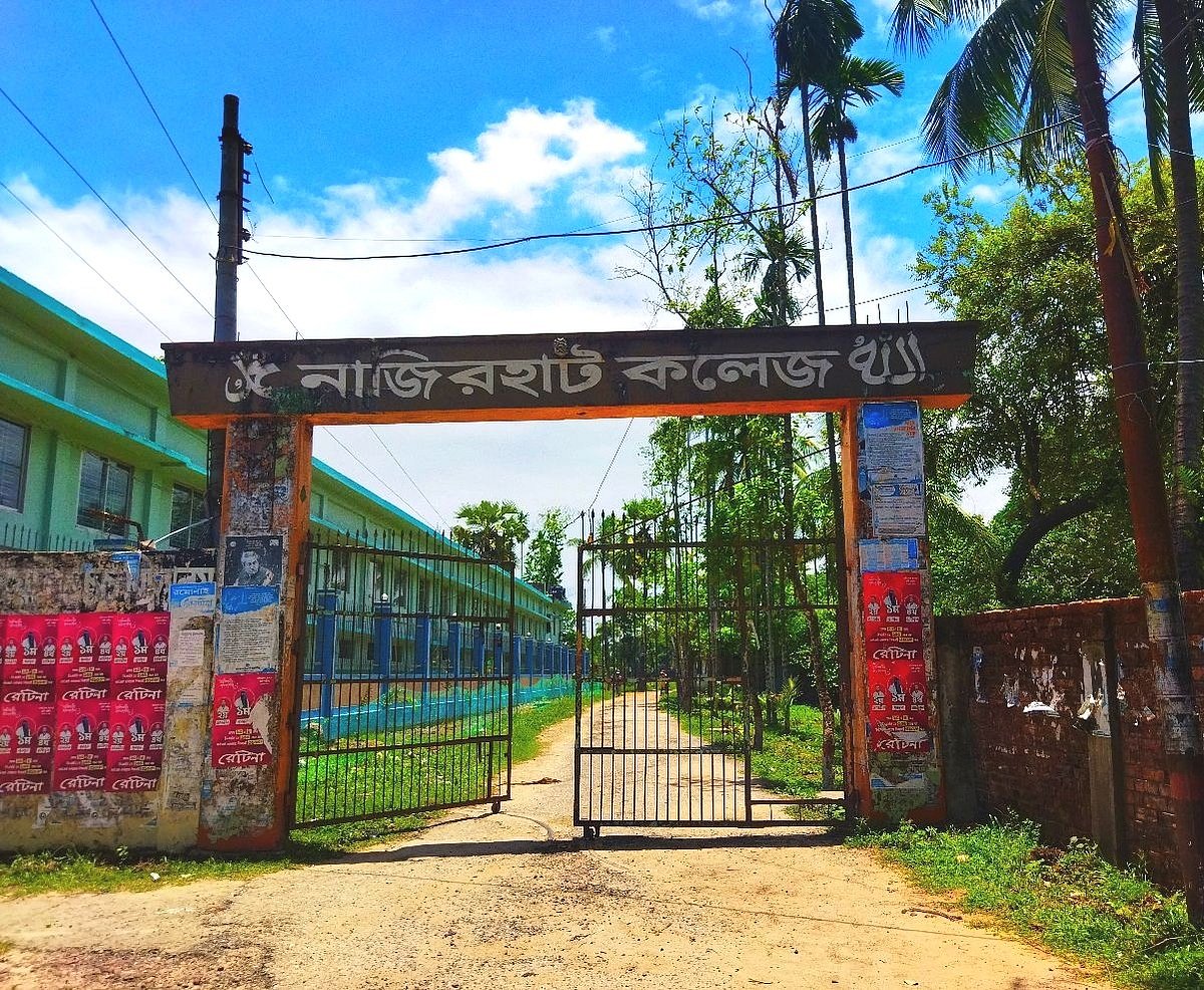 এইচএসসি পরীক্ষার দ্বিতীয় দিনে নাজিরহাট কলেজ থেকে এক পরীক্ষার্থীকে নকল করার অপরাধে বহিষ্কার করা হয়