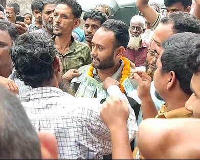 টাকার মালা গলায় পরেছেন মো. রাসেল। তাঁর ফেসবুকে শেয়ার করা একটি ভিডিও থেকে ছবিটি নেওয়া।