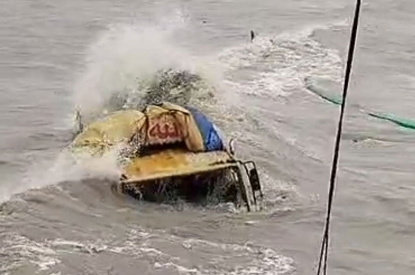 চট্টগ্রামের সীতাকুণ্ডের বাঁশবাড়িয়া ফেরিঘাটে ডুবে যাওয়া ট্রাক