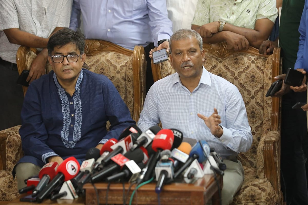 রাজধানীর বেইলি রোডে ফরেন সার্ভিস একাডেমিতে প্রেস ব্রিফিং করেন আইন উপদেষ্টা আসিফ নজরুল। পাশে ছিলেন প্রধান উপদেষ্টার প্রেস সচিব শফিকুল আলম