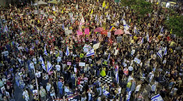 গাজায় জিম্মিদের মুক্তি ও যুদ্ধবিরতির উদ্যোগ নিতে বিক্ষোভ। ইসরায়েলের তেল আবিবে, ২৮ জুন ২০২৫