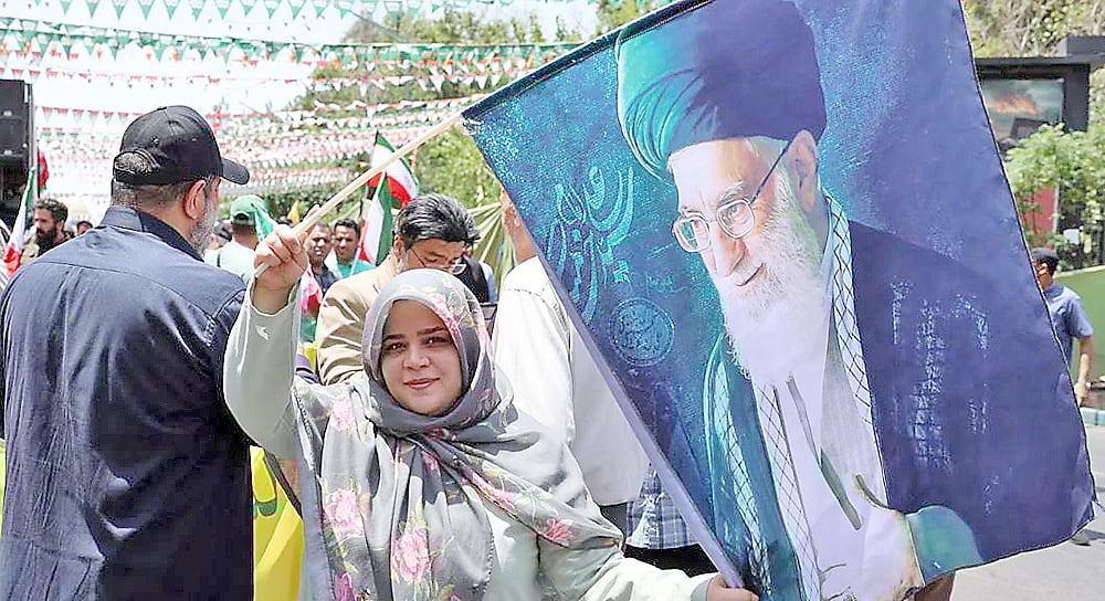 আয়াতুল্লাহ আলী খামেনির ছবিসংবলিত পতাকা নিয়ে তেহরানে ইসরায়েলবিরোধী বিক্ষোভ