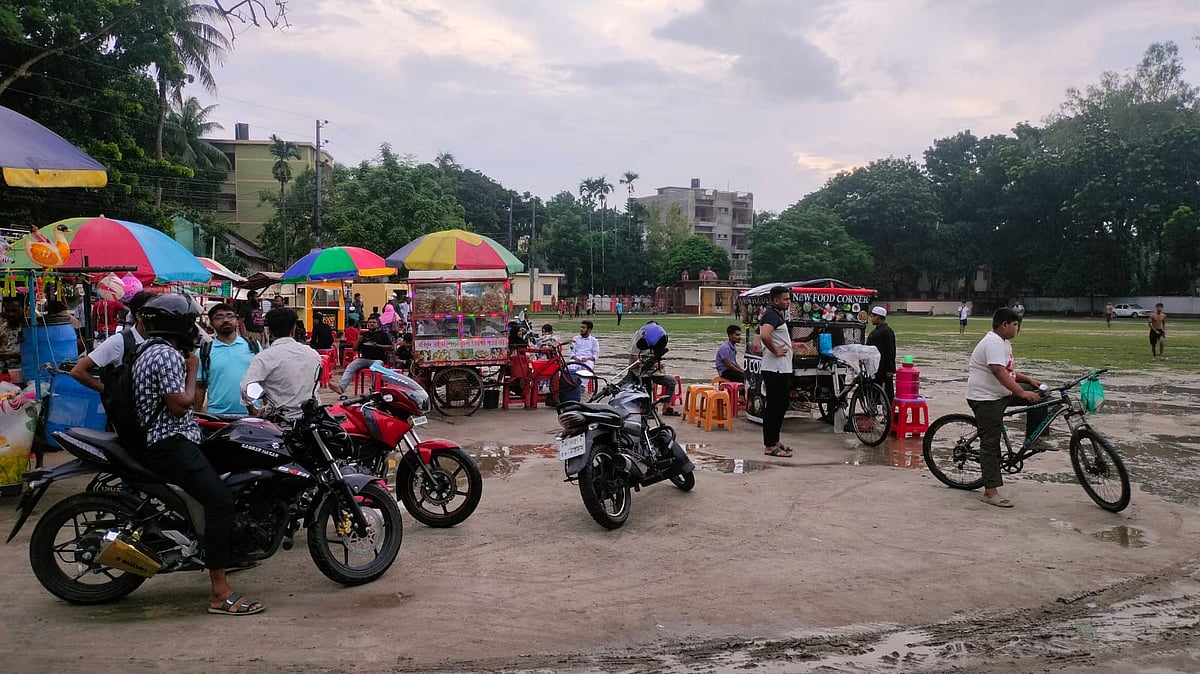 খেলার মাঠের প্রবেশমুখে বসেছে অস্থায়ী দোকানপাট। এর প্রভাব পড়ছে খেলার মাঠে। গত শনিবার মাগুরা শহরের নোমানী ময়দানে