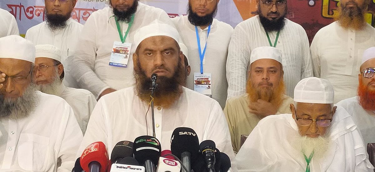 প্রেস ব্রিফিংয়ে বক্তব্য দেন বাংলাদেশ খেলাফত মজলিসের আমির মাওলানা মামুনুল হক। ঢাকা, ২৯ জুন