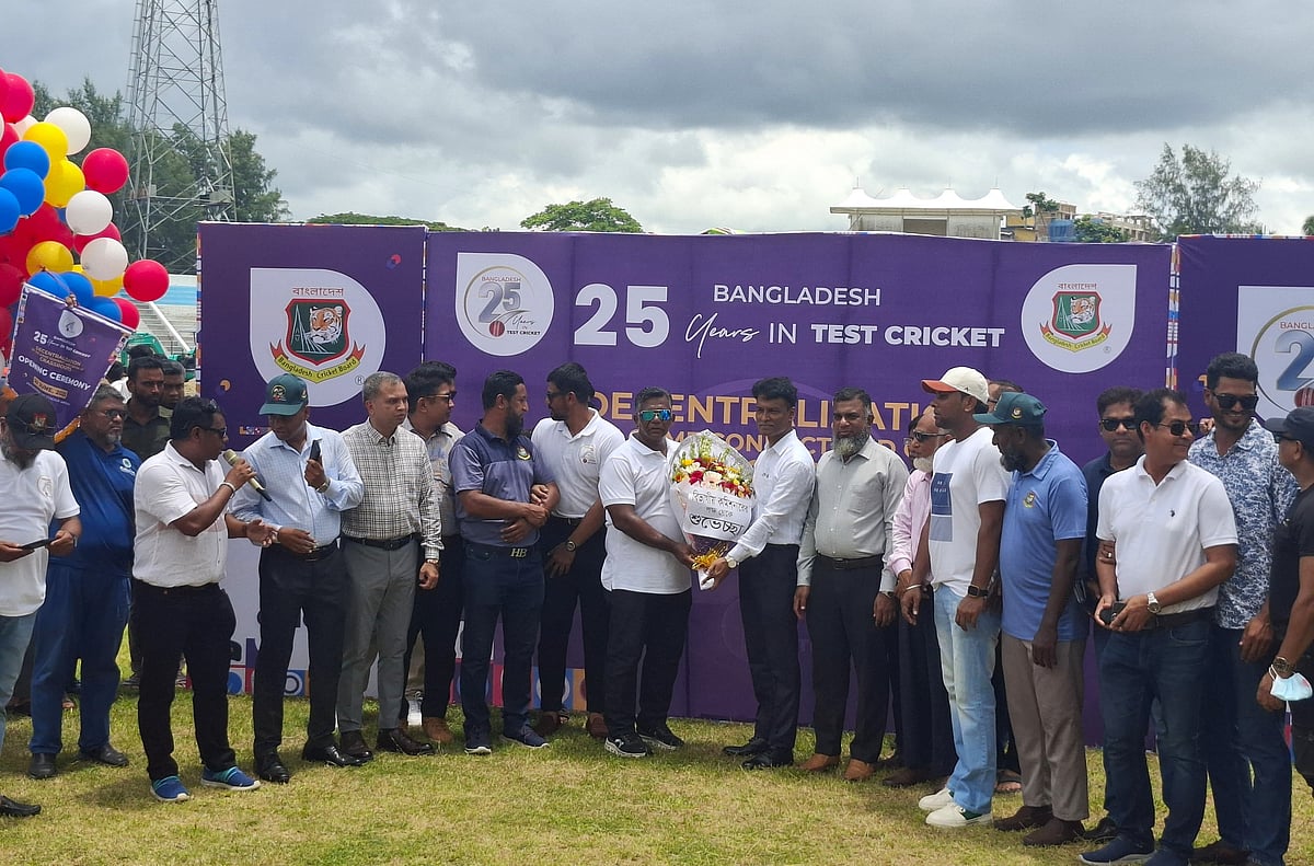 বাংলাদেশ ক্রিকেট বোর্ডের সভাপতি আমিনুল ইসলাম বরিশাল স্টেডিয়ামে পৌছালে তাঁকে ফুল দিয়ে শুভেচ্ছা জানান বিভাগীয় কমিশনার ও স্থানীয় ক্রীড়া সংগঠকেরা