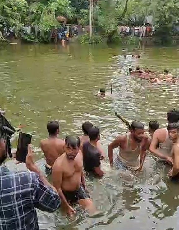 মায়ের হাত থেকে ফসকে তলিয়ে যাওয়ার পর শিশু জাহিদের সন্ধানে পুকুরে তল্লাশি চালান এলাকার লোকজন। আজ দুপুরে চট্টগ্রামের সন্দ্বীপের  গাছুয়া ইউনিয়নে