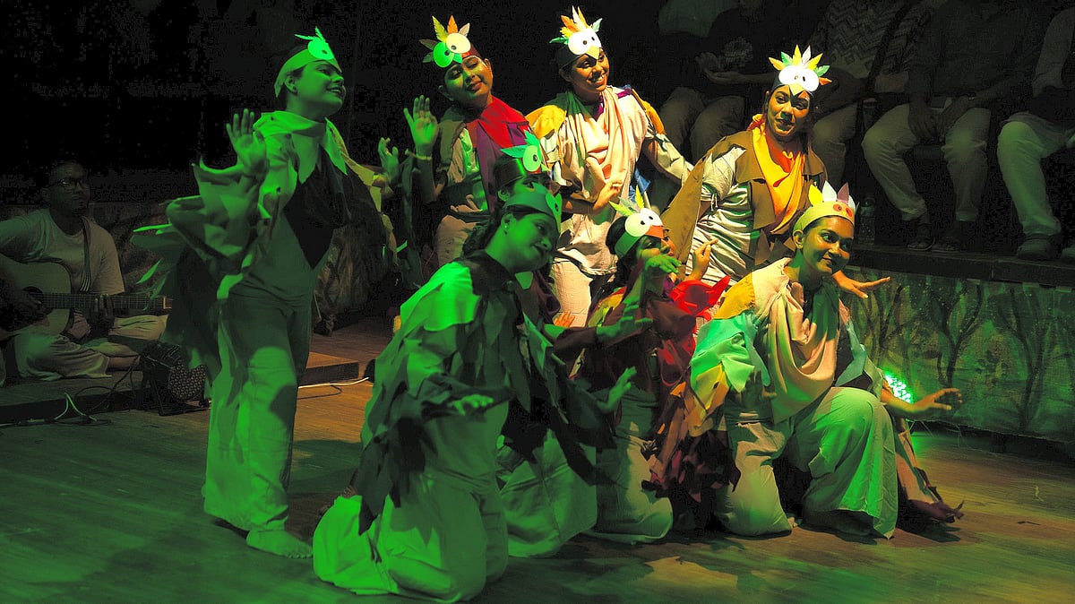 জাতীয় নাট্যশালার পরীক্ষণ থিয়েটার মিলনায়তনে মঞ্চস্থ অগ্নিশ্রাবণ নাটকের দৃশ্য: আয়োজকদের সৌজন্যে