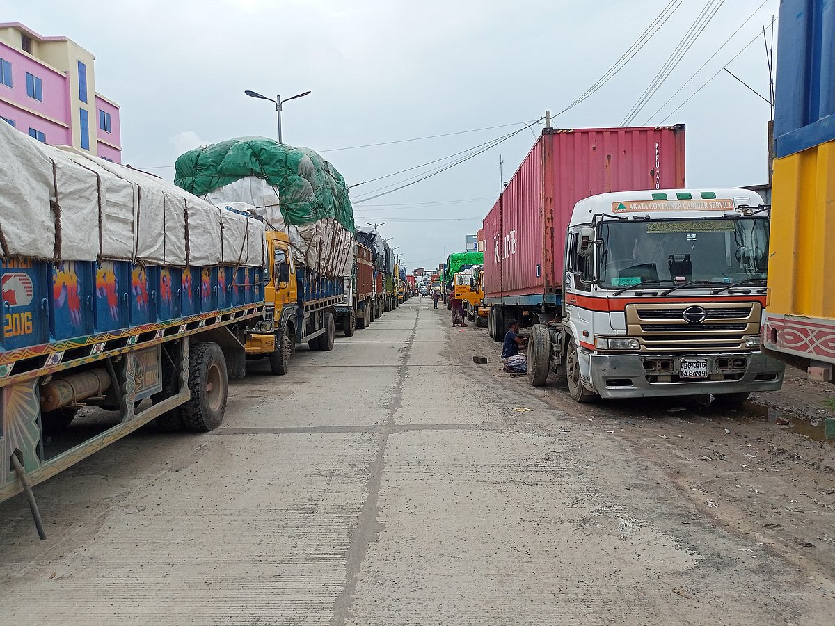 এনবিআর কর্মকর্তাদের ‘কমপ্লিট শাটডাউন’ কর্মসূচির কারণে তৈরি হয়েছে পণ্যবাহী গাড়ির জট। আজ রোববার সকাল ১০টার দিকে সাতক্ষীরার ভোমরা স্থলবন্দরে